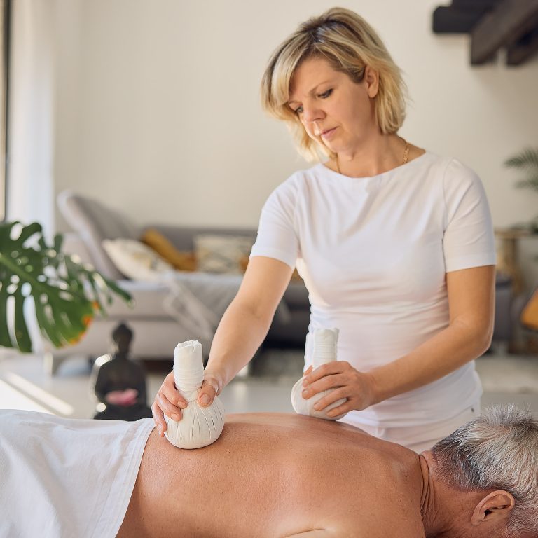 Darstellung der Inhaberin bei einer Spezial Ganzkörpermassage